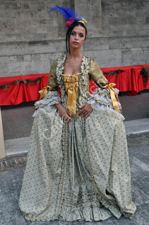Vestito femminile del 1700 (1)