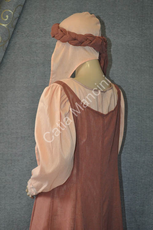 donna con ciambella medievale (12)