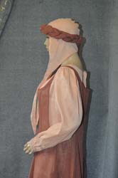 donna con ciambella medievale (10)