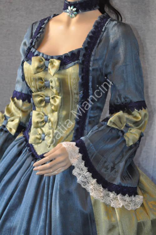 DONNA DEL 700 VESTITI (10)