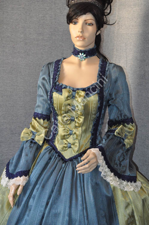 DONNA DEL 700 VESTITI (11)