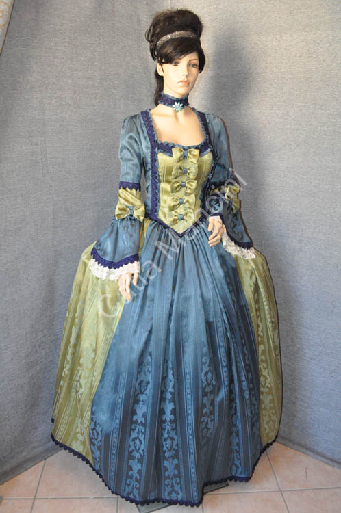 DONNA DEL 700 VESTITI (12)