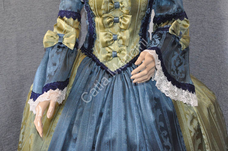 DONNA DEL 700 VESTITI (14)