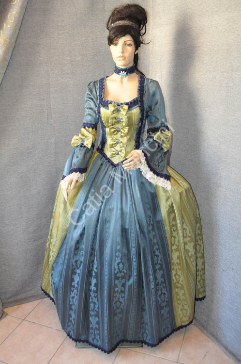 DONNA DEL 700 VESTITI (15)