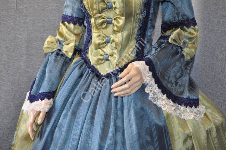 DONNA DEL 700 VESTITI (4)