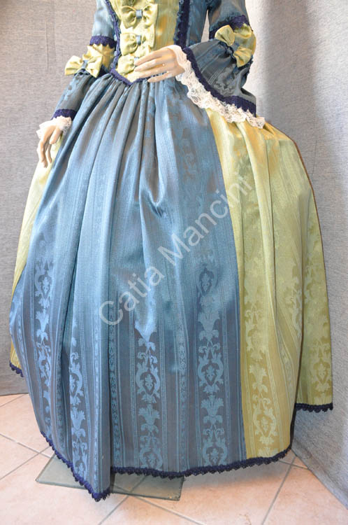 DONNA DEL 700 VESTITI (7)