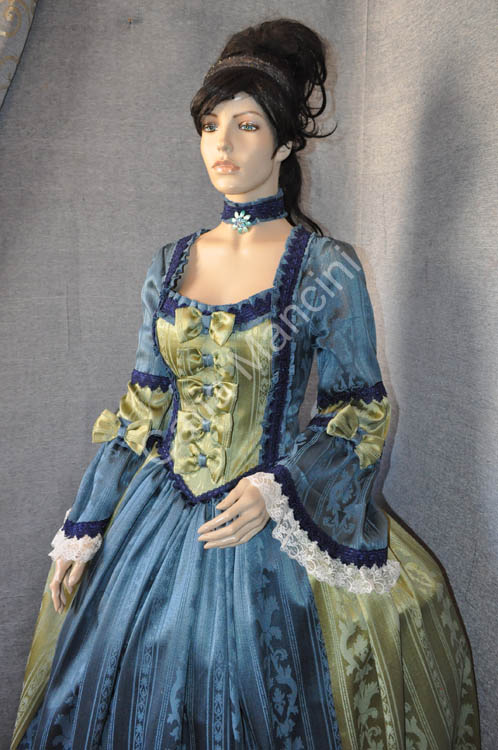 DONNA DEL 700 VESTITI (8)