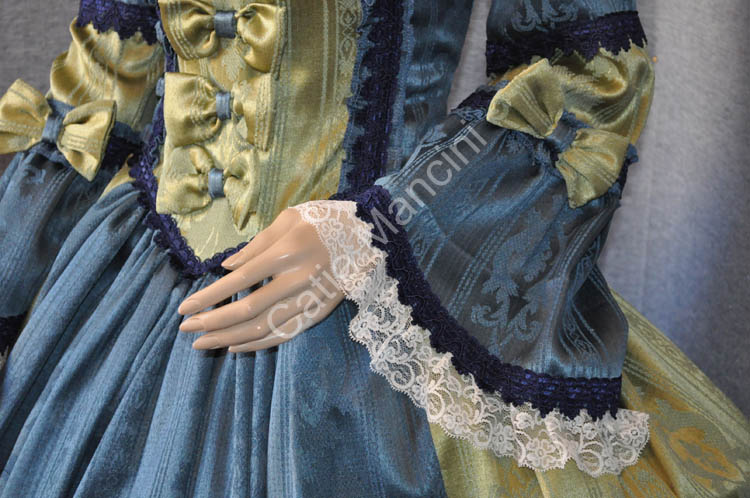 DONNA DEL 700 VESTITI (9)