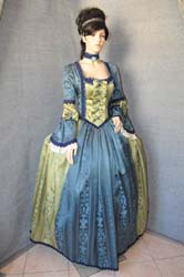 DONNA DEL 700 VESTITI (1)