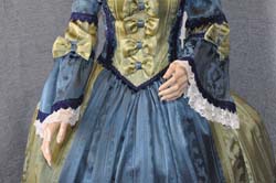 DONNA DEL 700 VESTITI (14)