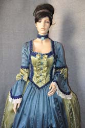 DONNA DEL 700 VESTITI (2)