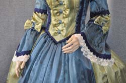 DONNA DEL 700 VESTITI (4)