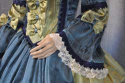 DONNA DEL 700 VESTITI (9)