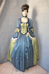 DONNA DEL 700 VESTITI